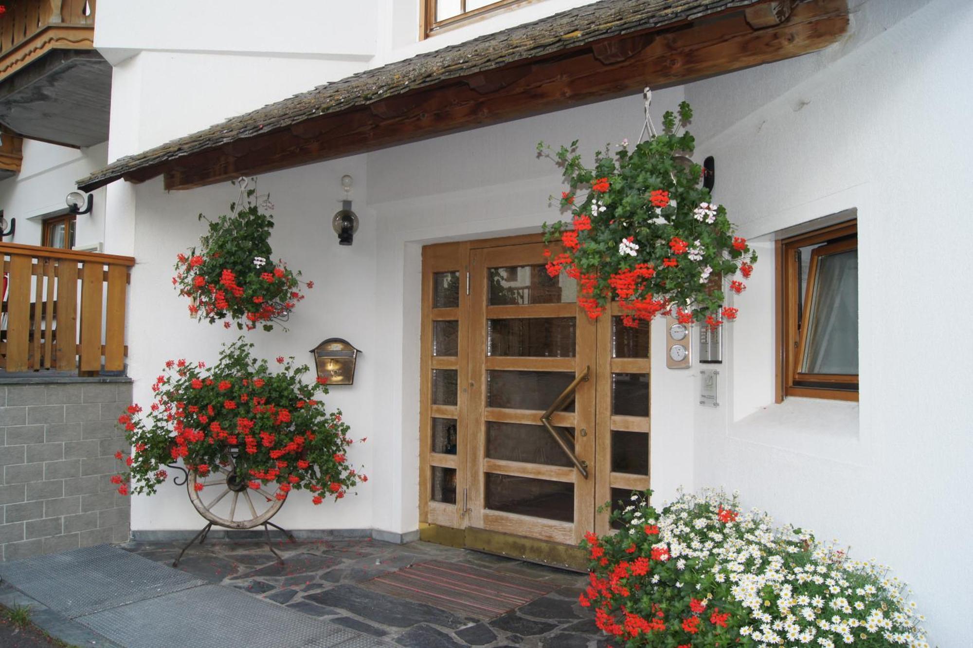 Ferienwohnungen Am Laerchenweg Sexten Exterior photo